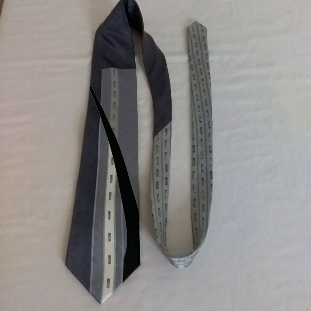 Versailles by Piattelli 100% Silk Handmade Necktie Tie Gray Patterned